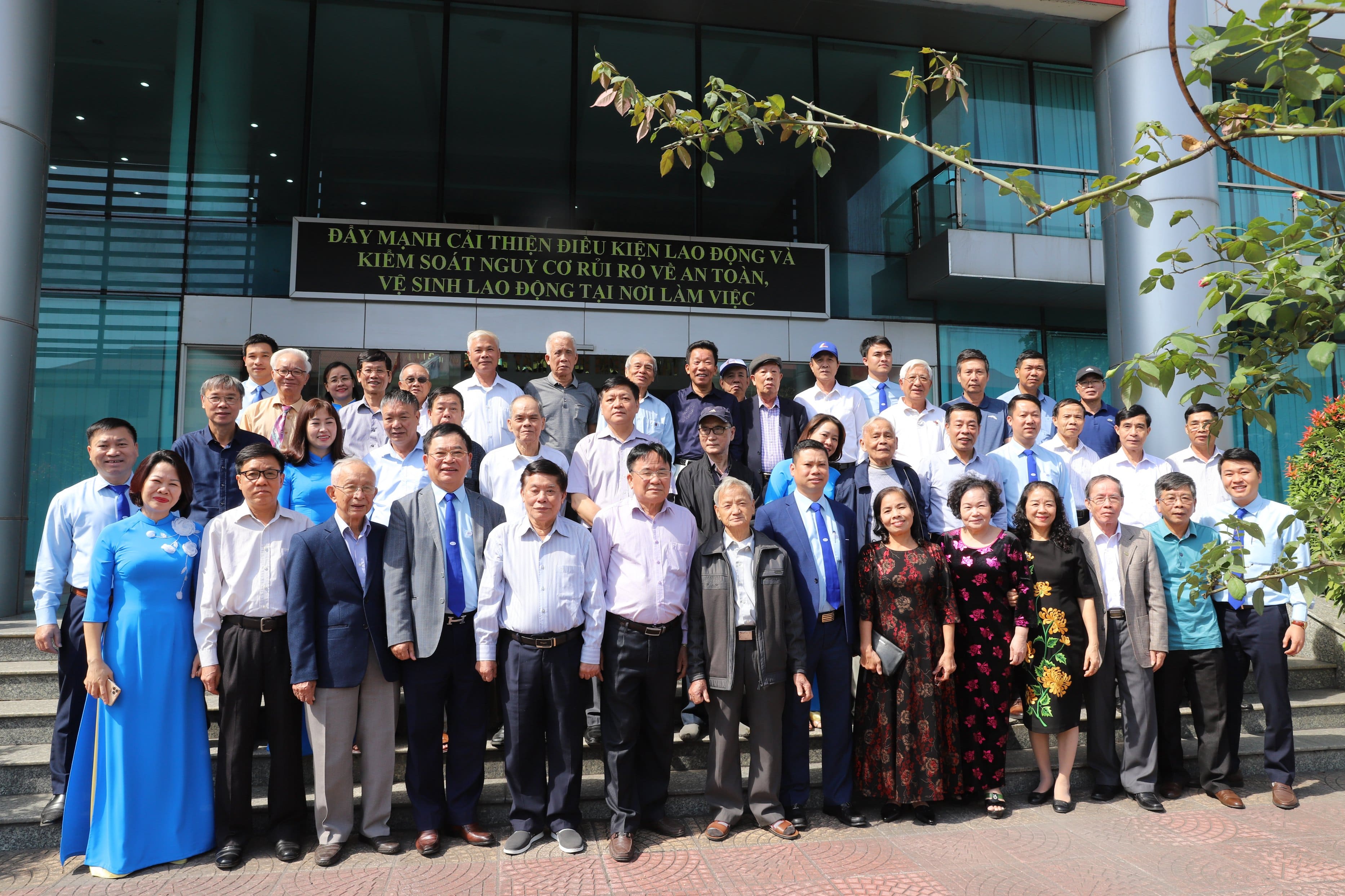 Các đồng chí lãnh đạo Công ty chụp ảnh kỷ niệm cùng các đồng chí nguyên là lãnh đạo Công ty qua các thời kỳ